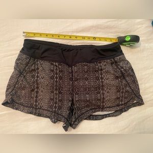 Athleta grey and black pattered lined workout shorts